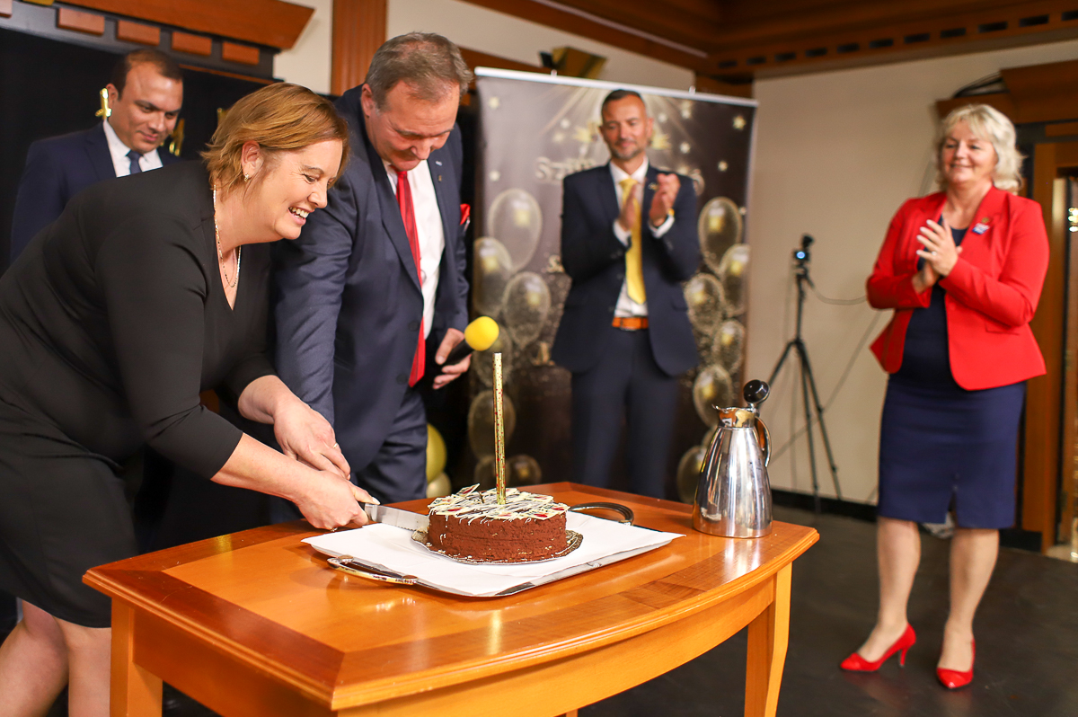 Születésnap - Szülinapi torta vágása közösen Alföldiné Dékány Mónikával a DXN Country Managerével